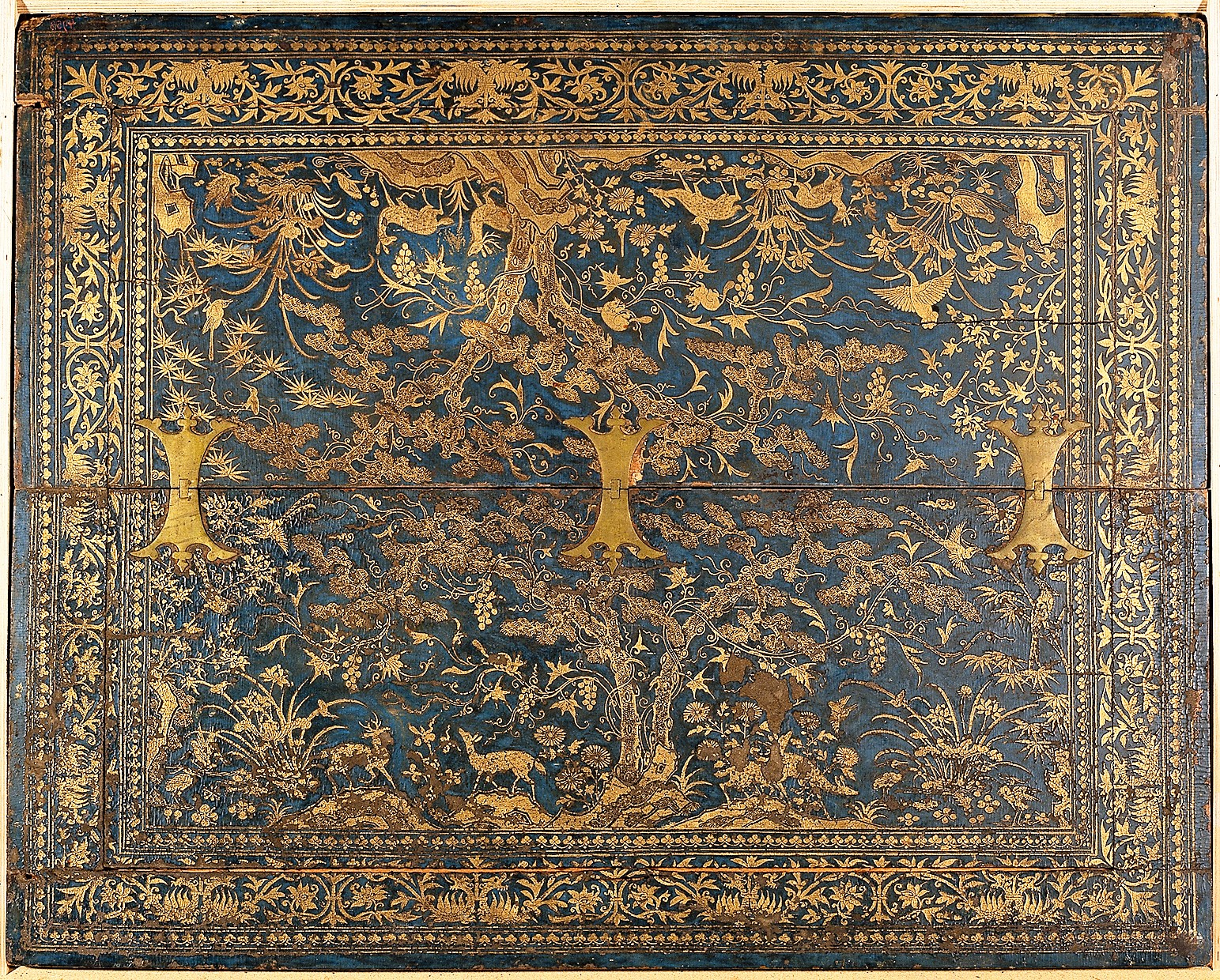 Tischplatte | Südchina oder Ryūkyū-Inseln (?), Mitte 16. Jahrhundert (vor 1596) | Schwarzer und goldener Lack, Teakholz, Kupferscharniere, 121×96,4 | MAK – Museum für angewandte Kunst / Gegenwartskunst, Inv.-Nr. LA 280 | © MAK – Museum für angewandte Kunst/Gegenwartskunst, Wien